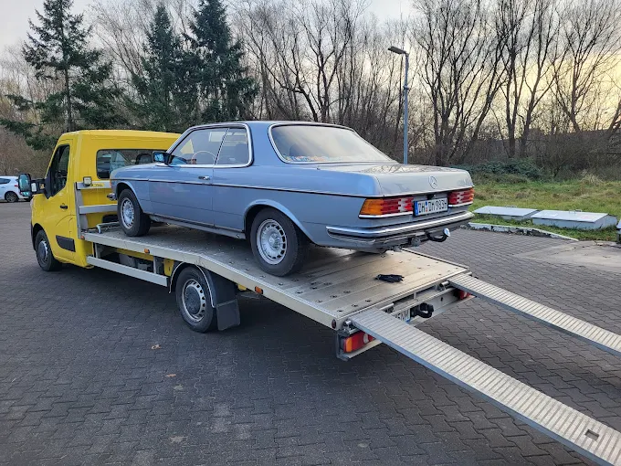 Realizacje jak pracujemy 1 Holowanie lawetą zabytkowego Mercedesa — KS Cars Szczecin