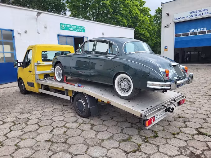 Realizacje jak pracujemy 2 Transport klasycznego Jaguara lawetą KS Cars — odbiór spod stacji kontroli pojazdów