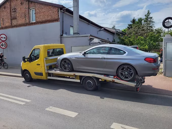 Realizacje jak pracujemy 3 Laweta KS Cars Szczecin — transport srebrnego BMW coupe z centrum miasta