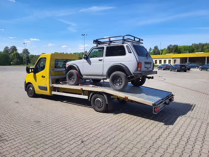 Realizacje jak pracujemy 4 Odbiór terenówki Lada Niva lawetą — skup aut KS Cars zachodniopomorskie