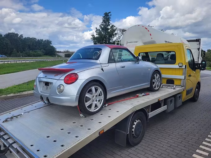 Realizacje jak pracujemy 5 Transport roadstera lawetą KS Cars — pomoc drogowa przy trasie szybkiego ruchu