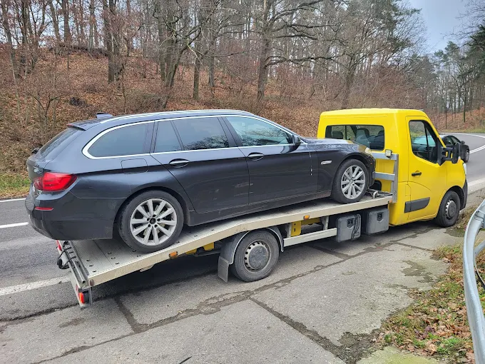 Realizacje jak pracujemy 6 Holowanie BMW kombi — laweta KS Cars Szczecin, odbiór przy drodze leśnej