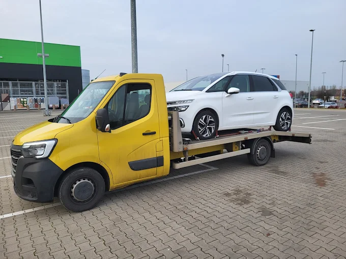 Realizacje jak pracujemy 7 Transport białego Citroëna C3 lawetą KS Cars — odbiór z parkingu przy centrum handlowym