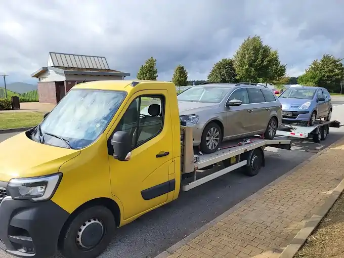 Laweta KS Cars odbierająca samochód od klienta – holowanie aut Szczecin.